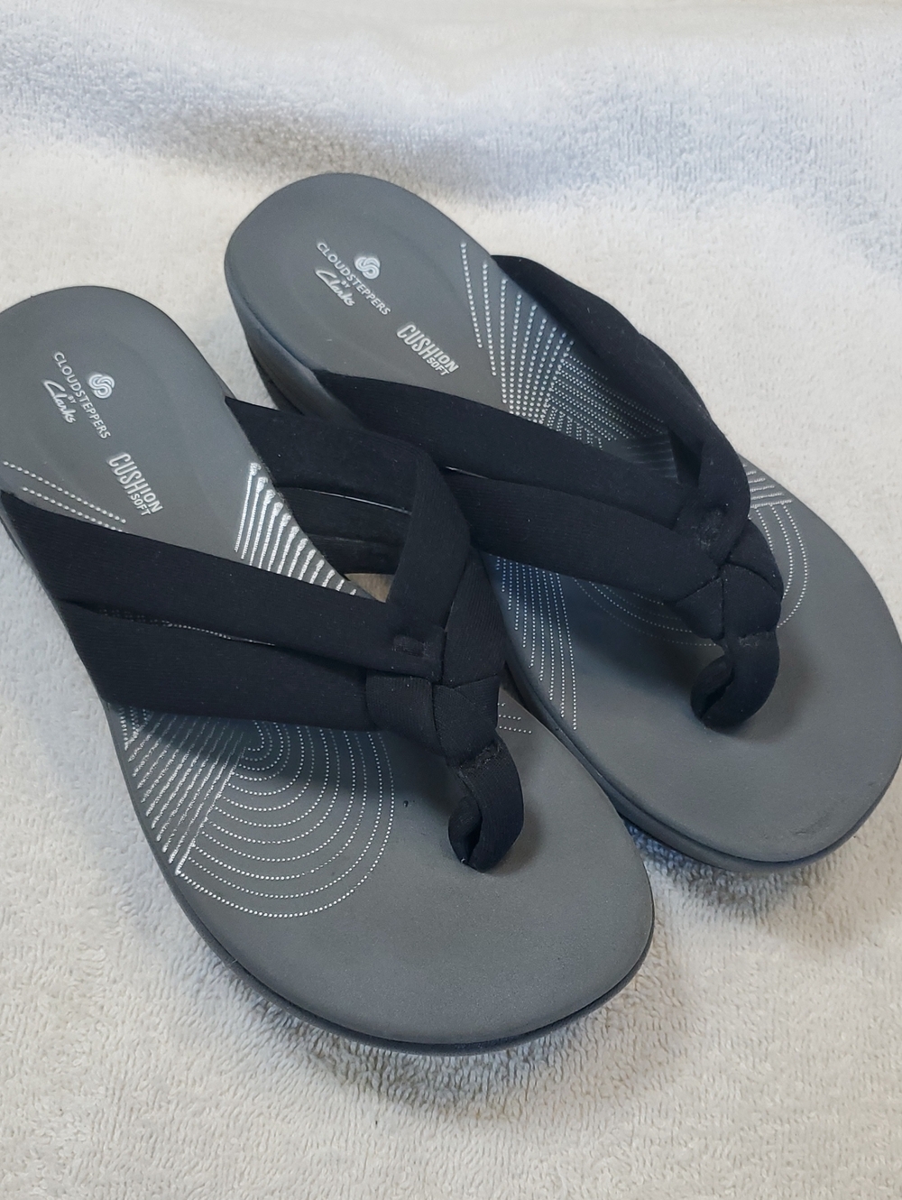 Clarks Arla Kaylie Black Foam Thong Flip Flops With Cushioned Sole. Size 6